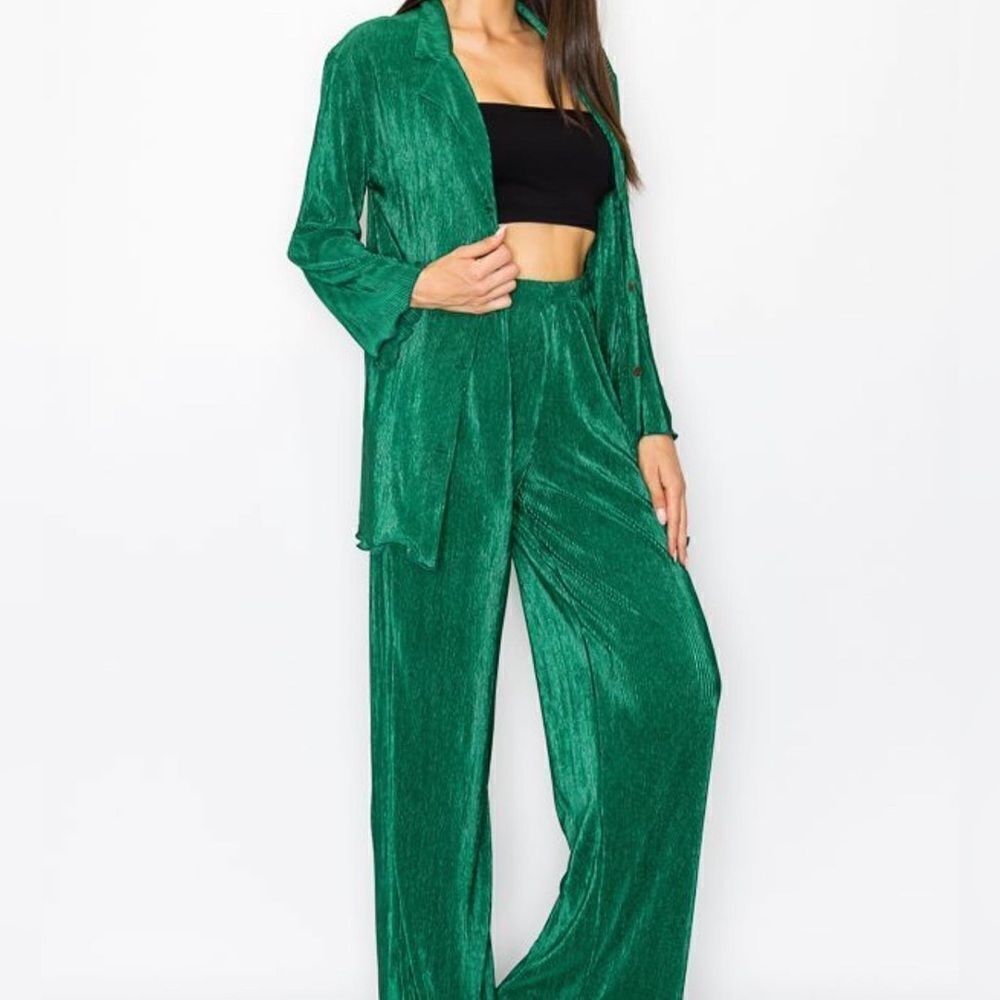 new. 2-piece set of super comfortable pants and overshirt